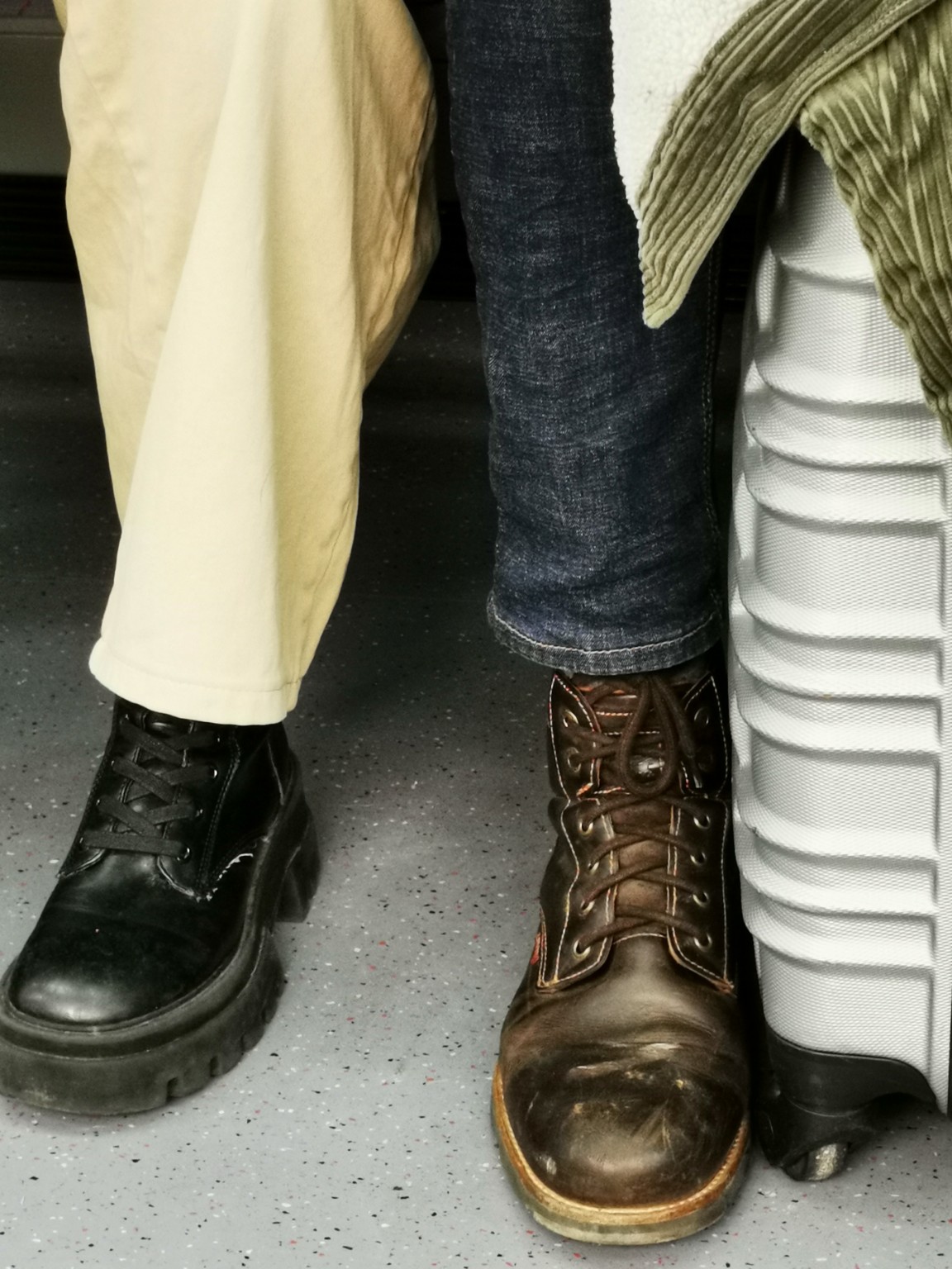 Dos pares de zapatos frete a frente en el interior de un tren
